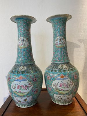A pair of Chinese turquoise-ground famille rose vases, 19th C. — 照片 3