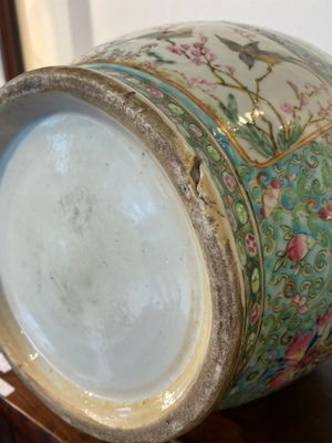 A pair of Chinese turquoise-ground famille rose vases, 19th C. — 照片 9