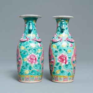 A pair of Chinese turquoise-ground famille rose vases for the Straits or Peranakan market, 19th C. — 照片 4