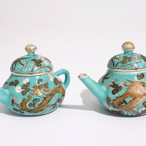 A pair of Chinese turquoise ground miniature teapots and cover in Dayazhai style, 19th C. — photo 1