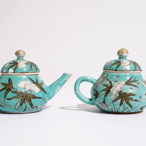A pair of Chinese turquoise ground miniature teapots and cover in Dayazhai style, 19th C. — photo 4