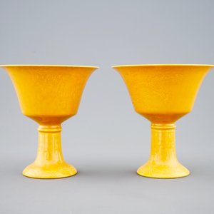 A pair of Chinese underglaze decorated stem cups with dragons, 19/20th C. — photo 3
