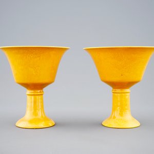 A pair of Chinese underglaze decorated stem cups with dragons, 19/20th C. — photo 4