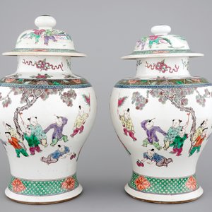 A pair of Chinese vases with covers with playing boys, 19th C. — photo 1