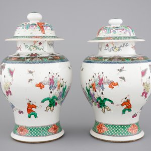 A pair of Chinese vases with covers with playing boys, 19th C. — photo 2