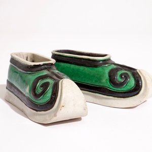A pair of Chinese verte biscuit brushwashers modelled as shoes, Kangxi — photo 1
