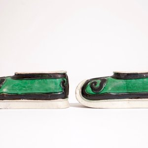 A pair of Chinese verte biscuit brushwashers modelled as shoes, Kangxi — photo 2