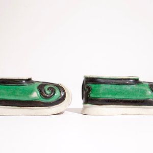 A pair of Chinese verte biscuit brushwashers modelled as shoes, Kangxi — photo 4