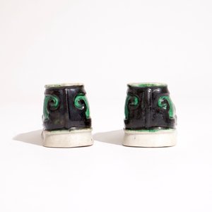 A pair of Chinese verte biscuit brushwashers modelled as shoes, Kangxi — photo 5
