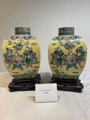 A pair of Chinese verte biscuit covered square jars on wooden stand, 19th C. — photo 1