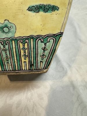 A pair of Chinese verte biscuit covered square jars on wooden stand, 19th C. — photo 11