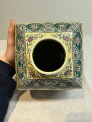 A pair of Chinese verte biscuit covered square jars on wooden stand, 19th C. — photo 12