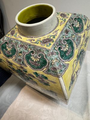 A pair of Chinese verte biscuit covered square jars on wooden stand, 19th C. — photo 15