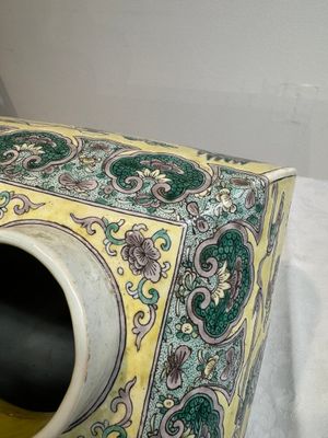 A pair of Chinese verte biscuit covered square jars on wooden stand, 19th C. — photo 16