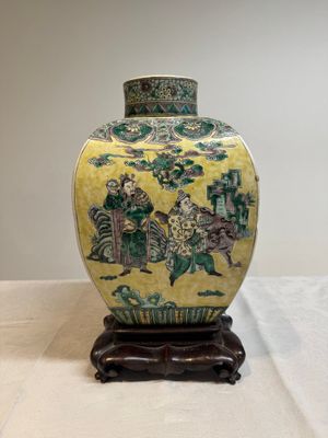 A pair of Chinese verte biscuit covered square jars on wooden stand, 19th C. — photo 2