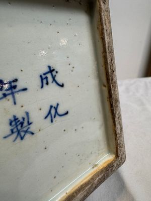 A pair of Chinese verte biscuit covered square jars on wooden stand, 19th C. — photo 21