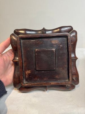 A pair of Chinese verte biscuit covered square jars on wooden stand, 19th C. — photo 29