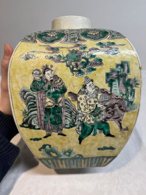 A pair of Chinese verte biscuit covered square jars on wooden stand, 19th C. — photo 3