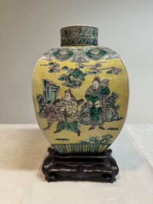 A pair of Chinese verte biscuit covered square jars on wooden stand, 19th C. — photo 32