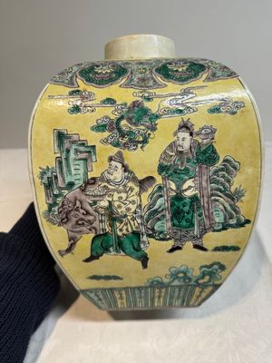 A pair of Chinese verte biscuit covered square jars on wooden stand, 19th C. — photo 33