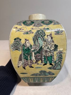 A pair of Chinese verte biscuit covered square jars on wooden stand, 19th C. — photo 34