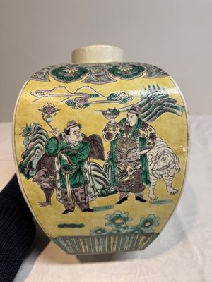 A pair of Chinese verte biscuit covered square jars on wooden stand, 19th C. — photo 36