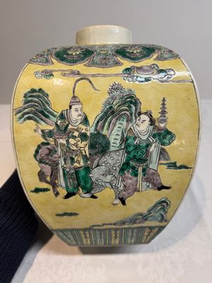 A pair of Chinese verte biscuit covered square jars on wooden stand, 19th C. — photo 37