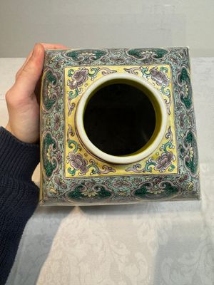 A pair of Chinese verte biscuit covered square jars on wooden stand, 19th C. — photo 38