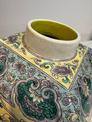 A pair of Chinese verte biscuit covered square jars on wooden stand, 19th C. — photo 39