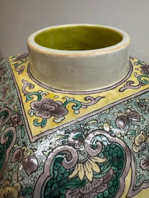 A pair of Chinese verte biscuit covered square jars on wooden stand, 19th C. — photo 40