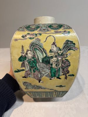 A pair of Chinese verte biscuit covered square jars on wooden stand, 19th C. — photo 6