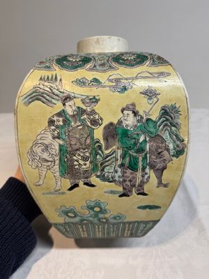 A pair of Chinese verte biscuit covered square jars on wooden stand, 19th C. — photo 7