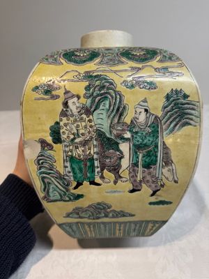 A pair of Chinese verte biscuit covered square jars on wooden stand, 19th C. — photo 8