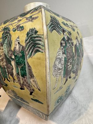 A pair of Chinese verte biscuit covered square jars on wooden stand, 19th C. — photo 10