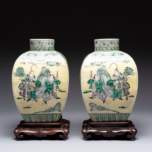 A pair of Chinese verte biscuit covered square jars on wooden stand, 19th C. — photo 1