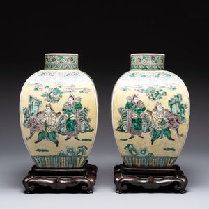 A pair of Chinese verte biscuit covered square jars on wooden stand, 19th C. — photo 2