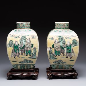 A pair of Chinese verte biscuit covered square jars on wooden stand, 19th C. — photo 3
