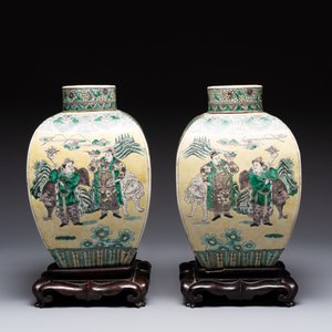 A pair of Chinese verte biscuit covered square jars on wooden stand, 19th C. — photo 4