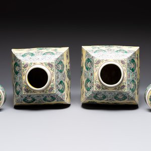 A pair of Chinese verte biscuit covered square jars on wooden stand, 19th C. — photo 5