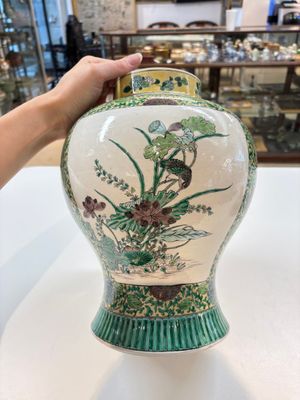 A pair of Chinese verte-biscuit 'cranes and flowers' vases and covers, 19th C. — photo 15