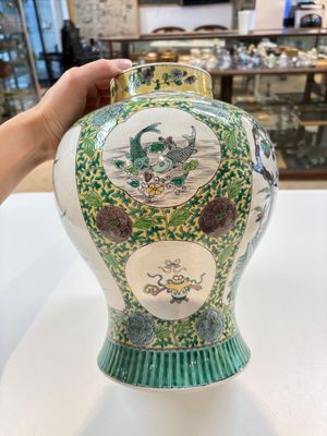 A pair of Chinese verte-biscuit 'cranes and flowers' vases and covers, 19th C. — photo 16