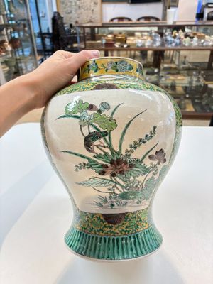 A pair of Chinese verte-biscuit 'cranes and flowers' vases and covers, 19th C. — photo 2