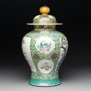 A pair of Chinese verte-biscuit 'cranes and flowers' vases and covers, 19th C. — photo 11