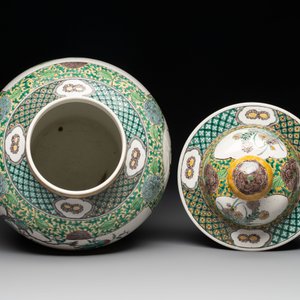 A pair of Chinese verte-biscuit 'cranes and flowers' vases and covers, 19th C. — photo 12