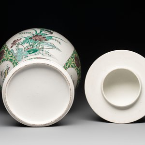 A pair of Chinese verte-biscuit 'cranes and flowers' vases and covers, 19th C. — photo 13