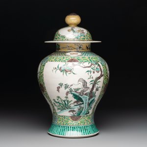 A pair of Chinese verte-biscuit 'cranes and flowers' vases and covers, 19th C. — photo 2