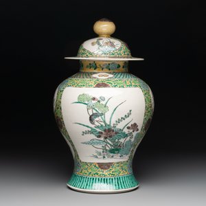 A pair of Chinese verte-biscuit 'cranes and flowers' vases and covers, 19th C. — photo 4