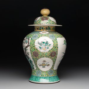 A pair of Chinese verte-biscuit 'cranes and flowers' vases and covers, 19th C. — photo 5