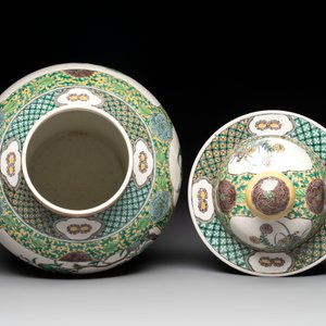 A pair of Chinese verte-biscuit 'cranes and flowers' vases and covers, 19th C. — photo 6
