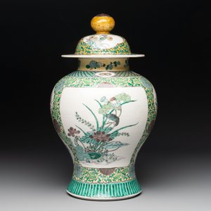 A pair of Chinese verte-biscuit 'cranes and flowers' vases and covers, 19th C. — photo 8